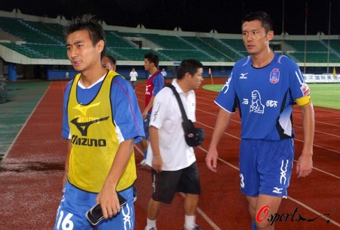 莱奥：我和囧叔经常交流，不仅聊足球，也聊生活中的方方面面（莱奥：我和囧叔交流频繁，谈的不止足球，也聊生活点滴）