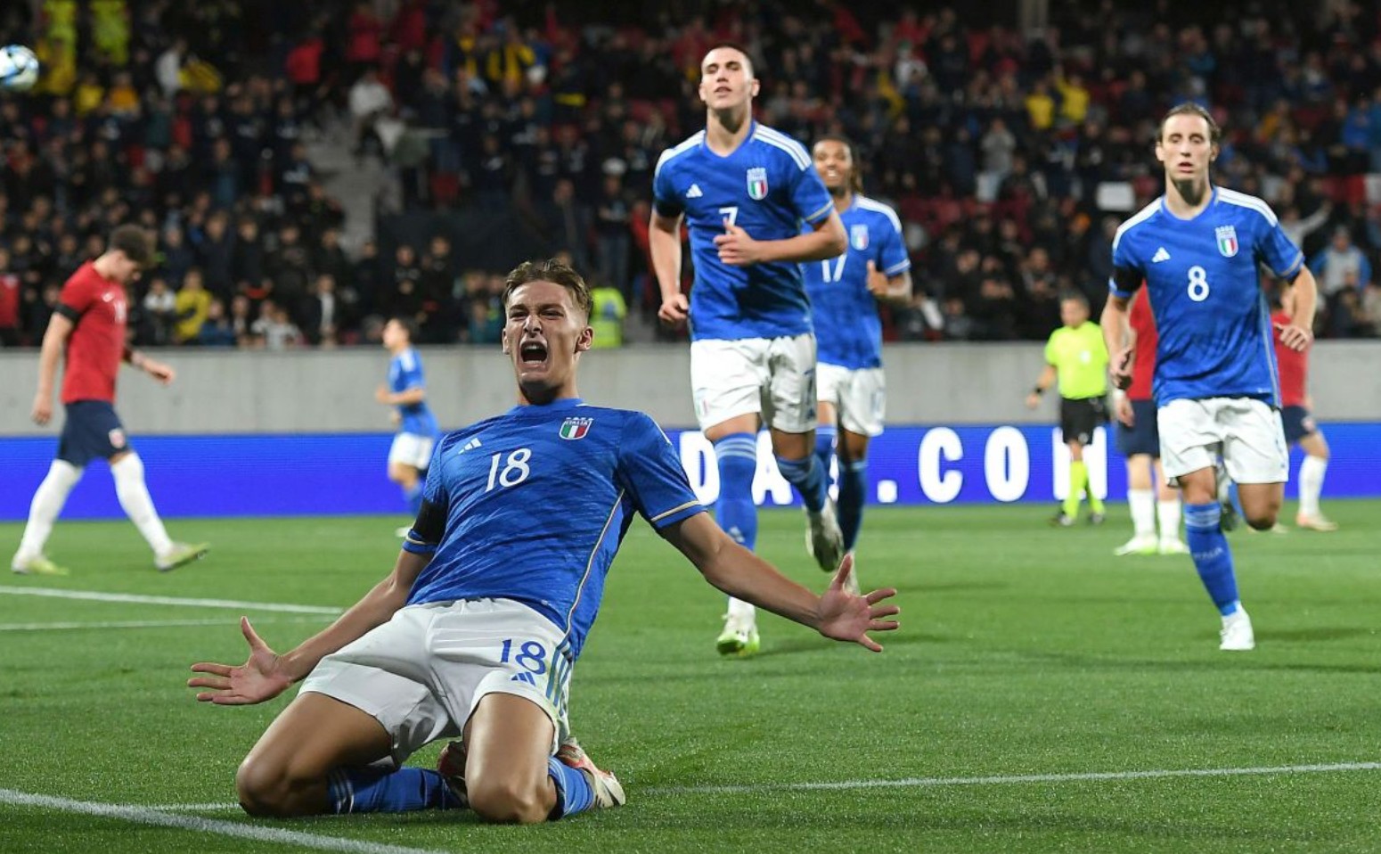 国际比赛日阵容公布 球迷关注（国际比赛日大名单出炉，球迷热议）