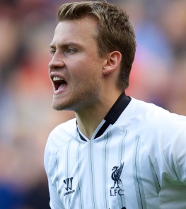 詹姆斯两双数据跻身队史前十，湖人负马刺止步NBA杯八强（詹姆斯两双升至队史前十，湖人不敌马刺无缘NBA杯四强）