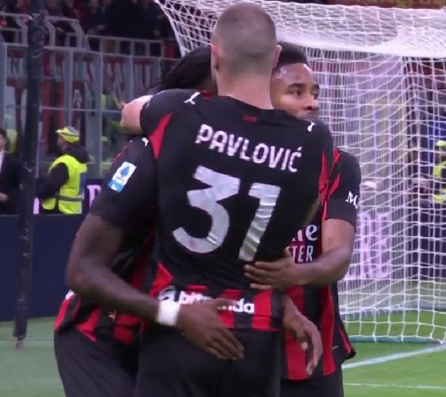 76人险胜雄鹿，马克西爆发，76人升至东部第六，雄鹿三连败。（76人险胜雄鹿，马克西发威助队升至东部第六，雄鹿吞三连败）