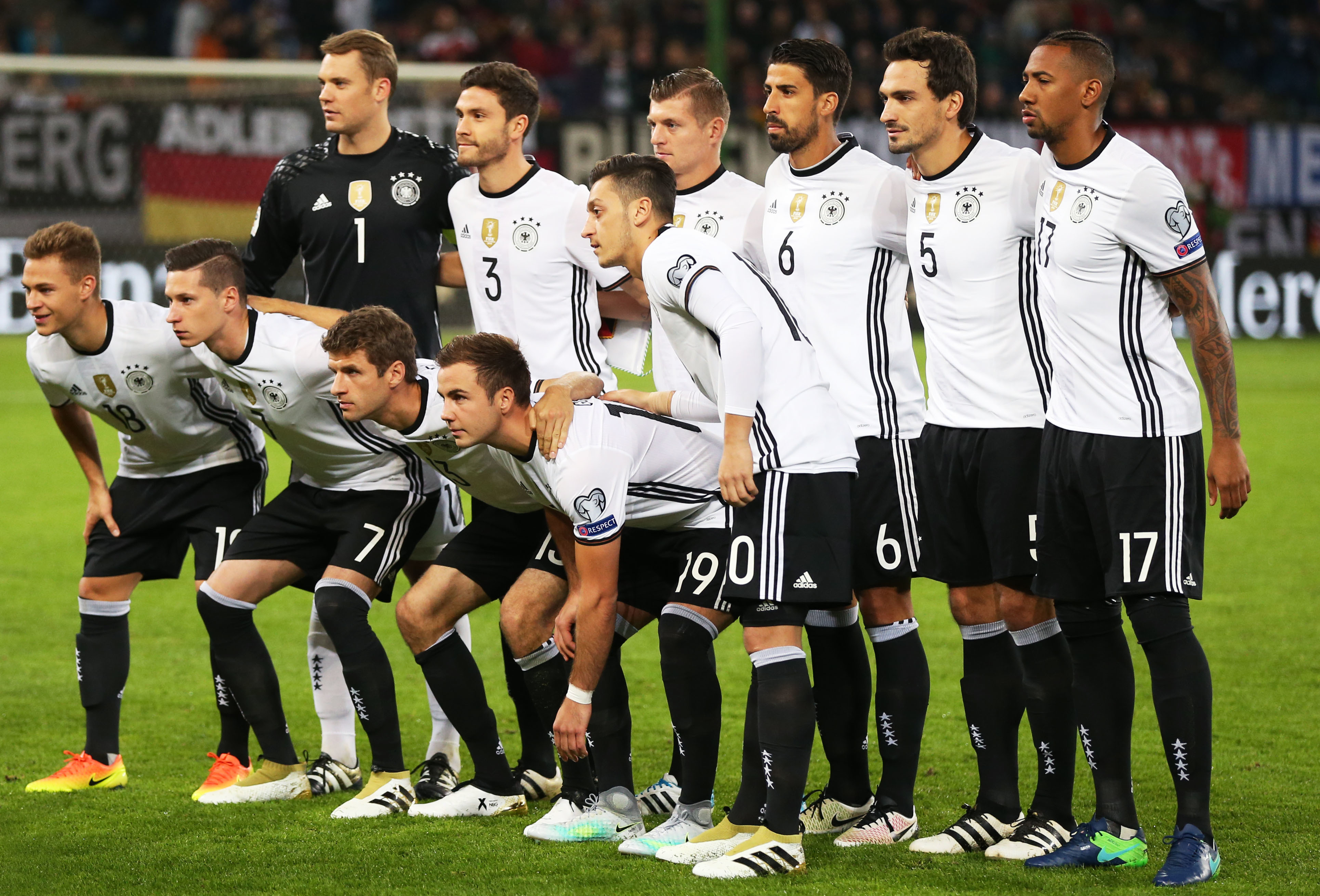 手腕骨折+肩部受伤，巴黎主席纳赛尔缠着绷带赴客场督战欧冠（手腕骨折肩部受创，巴黎主席纳赛尔打着绷带客赴欧冠督战）