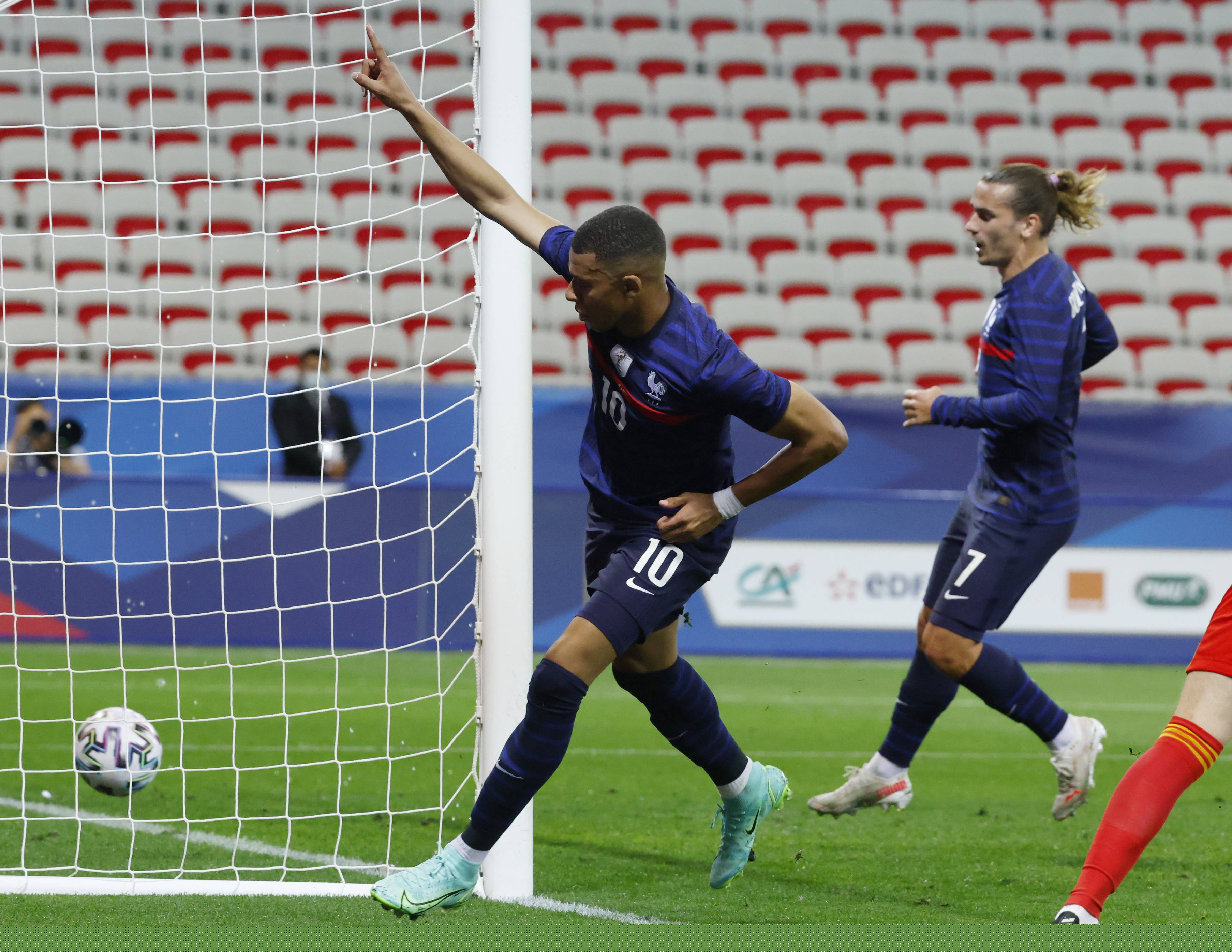 意媒：为避免球迷干扰，斯帕莱蒂决定尤文不在那不勒斯过夜（意媒称斯帕莱蒂为规避球迷打扰，决定尤文不在那不勒斯留宿）