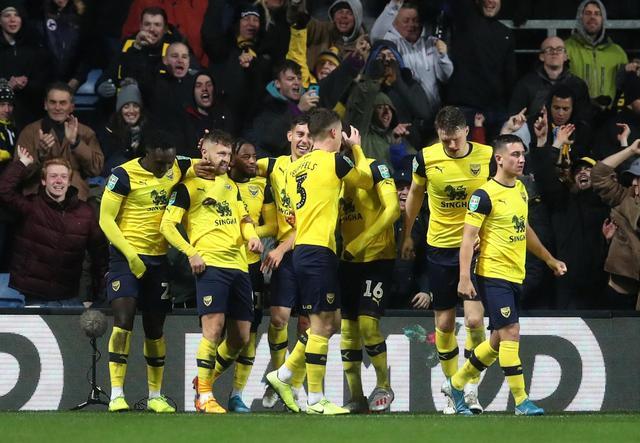 长春亚泰队启程出征青岛时，球迷用歌声为将士们送行（长春亚泰出征青岛，球迷以歌声送行）