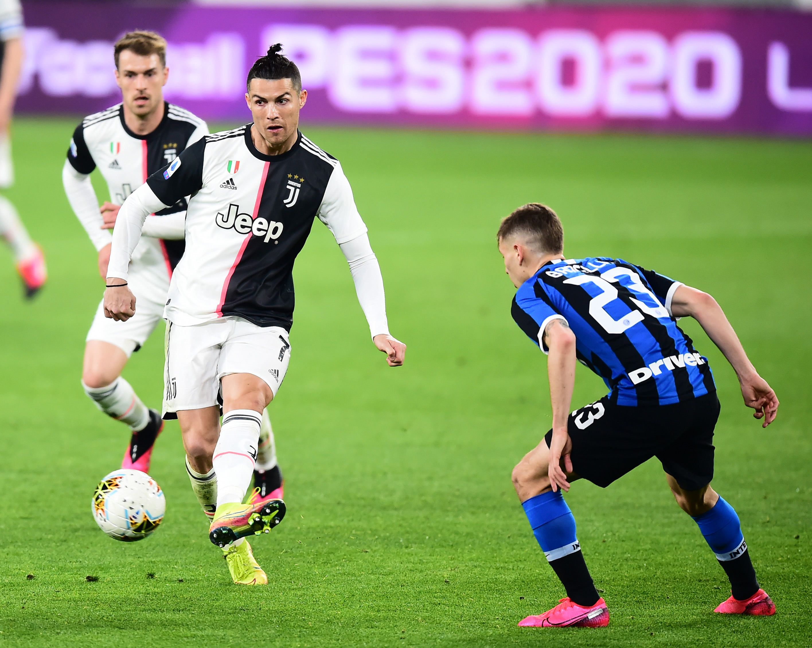 港队主场战新加坡，新加坡球员伤退时担架工作人员忍不住庆祝（港队主场迎战新加坡，担架员在新加坡球员伤退时当场庆祝）