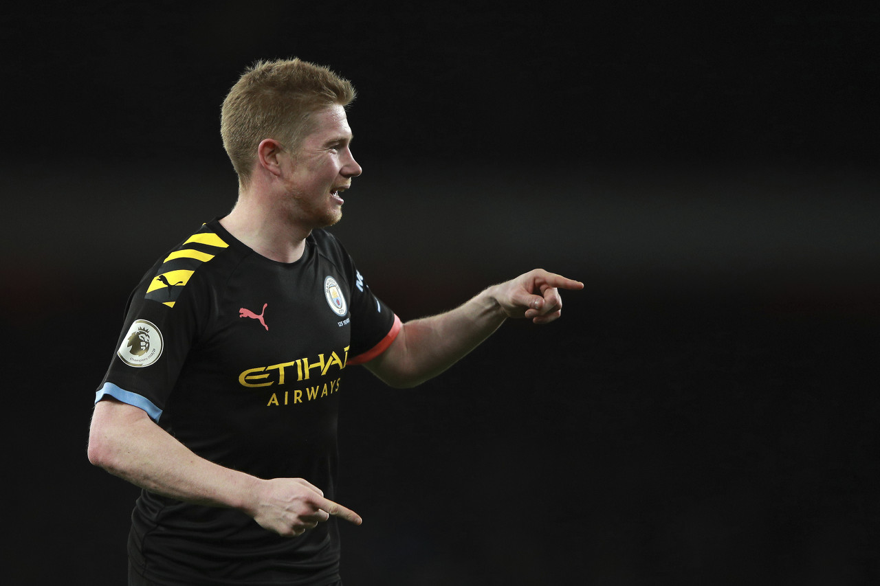 英超最新积分榜：枪手登顶蓝军翻车，利物浦失分争冠格局再洗牌（英超积分新态势：阿森纳领跑、切尔西爆冷，利物浦丢分争冠再生变数）