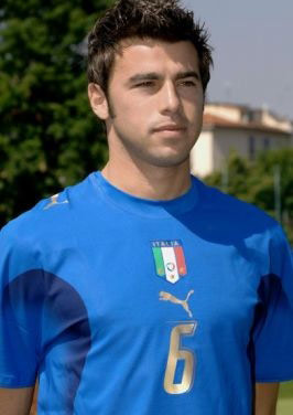 何宇鹏：在国安踢球真的很幸福；法比奥实至名归的金靴太帅啦（何宇鹏：为国安效力倍感幸福，法比奥金靴名副其实又帅气）