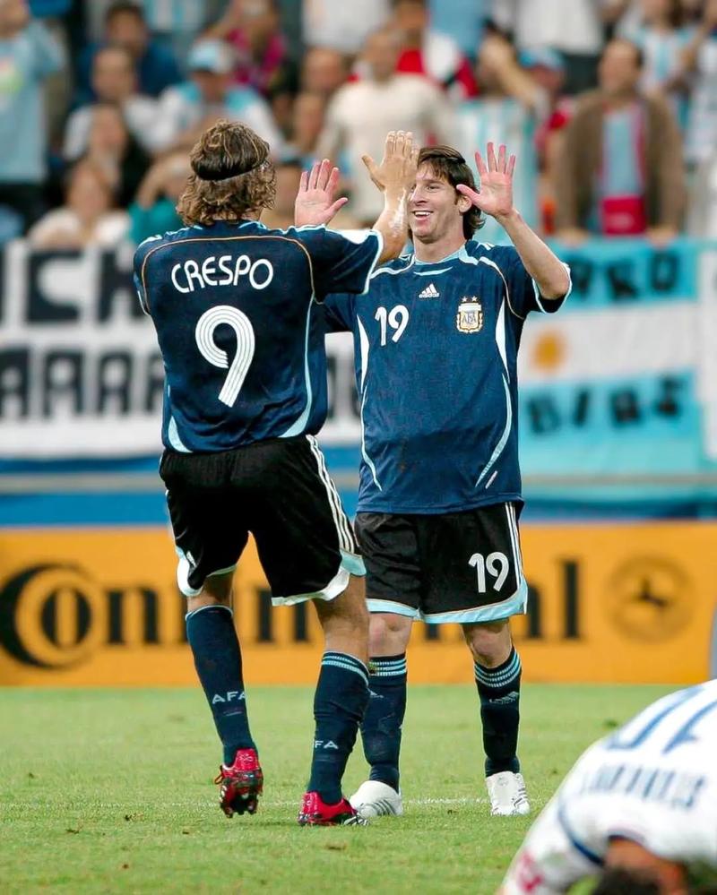 前河北队门将王年将成拍戏时被打伤，眼角被打开缝了三针（前河北队门将王年将在拍戏时受伤，眼角撕裂缝三针）