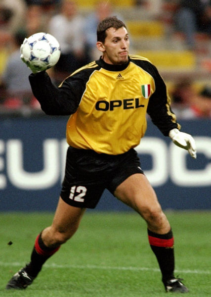 媒体人：郑智执教西海岸也不错，但不可避免地要跟邵佳一对比（媒体人：郑智执教西海岸值得期待，难免被拿来与邵佳一比较）