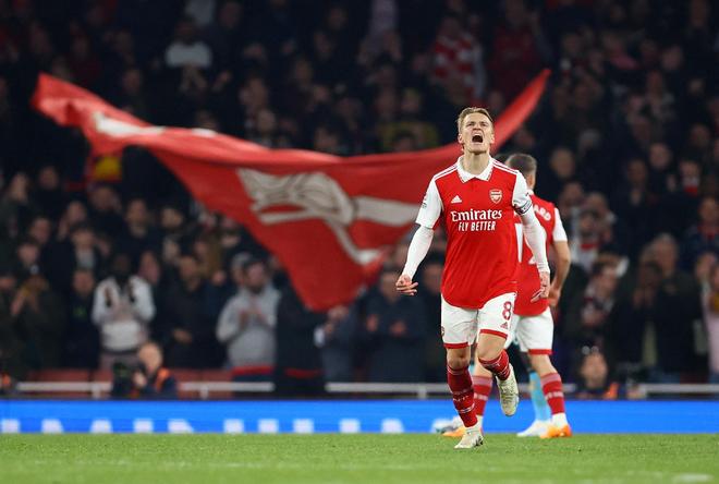 调皮二娃上线，穆勒庆祝夺冠时和25号队友高尔德顶牛假装受伤