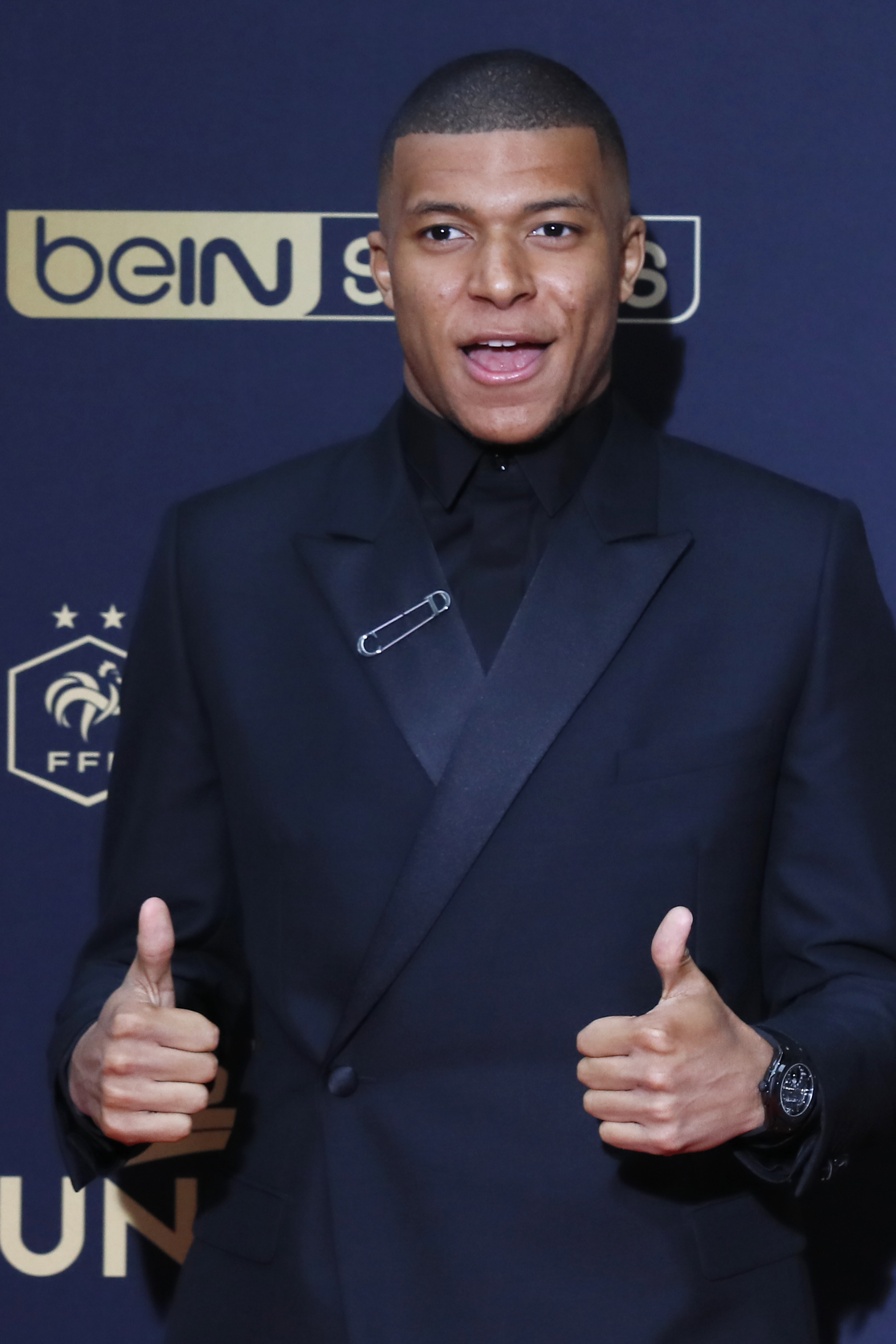 小伙高尔夫模拟器前打高尔夫，结果一杆打到消防喷淋头（男子在高尔夫模拟器前挥杆，一球误中消防喷头）