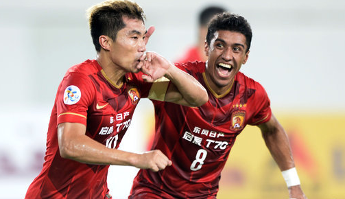 篮球CBA赛场出现冲突，裁判提前终止比赛