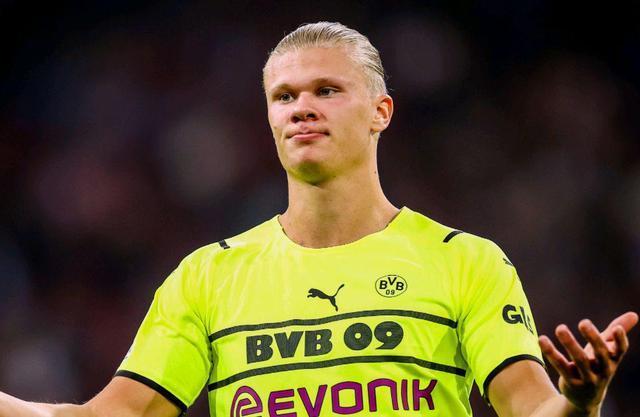 球员飞踹裁判！川超回应：加强管理，由公安机关进行调查处理（球员飞踹裁判，川超回应：强化管理并移交公安调查）